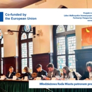 Młodzież z MRMW siedząca przy stole plenarnym w sali witrażowej wałbrzyskiego ratusza