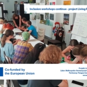 Grupa młodzieży przy stole w czasie warsztatów