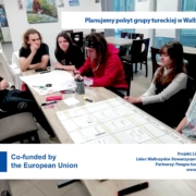 Grupa młodzieży pracująca przy wspólnym stole