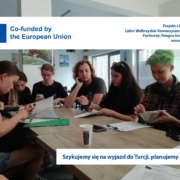 Młodzież wypełnia dokumenty przy wspólnym stole