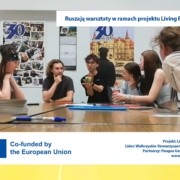 Młodzież przy wspólnym stole