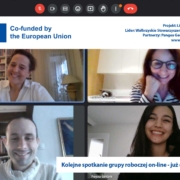 Screen ze spotkania zespołu 4osobowego na Zoom'ie