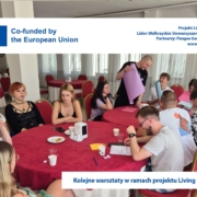 Grupa młodzieży przy trzech okrągłych stołach przygotowuje materiały warsztatowe