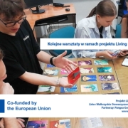 Młodzież przeglądająca i wybierająca karty z obrazami ułożone na wspólnym stole